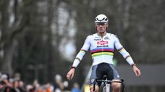 Van der Poel se impone a Van Aert en su primer pulso de la temporada