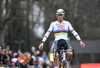 Van der Poel se impone a Van Aert en su primer pulso de la temporada