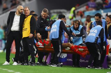 El seleccionador marroquí Walid Regragui mientras Romain Saiss es sacado en camilla. 