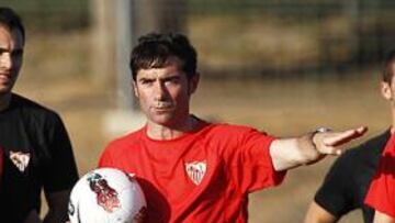 <b>DE ESTRENO. </b>Jesús Navas, Armenteros y Rodri atienden a las instrucciones del técnico Marcelino García Toral, junto a su segundo Rubén Uría. La plantilla nervionense se ejercitó ayer por primera vez con el asturiano en el césped de la Ciudad Deportiva.
