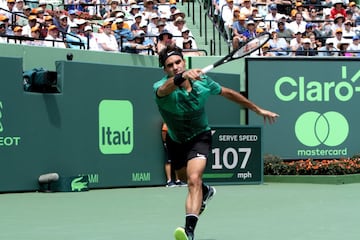 Una nueva final entre dos de las raquetas más fascinantes de todos los tiempos. Hoy ganó Federer bajo un sol de justicia en Miami. Nadal tuvo sus oportunidades de romper el servicio del suizo pero no lo consiguió. A pesar de eso, dejó una muy buena impresión. Veremos lo que pasa cuando llegue el momento de jugar en tierra batida. Aquí el resumen del partido en fotos.