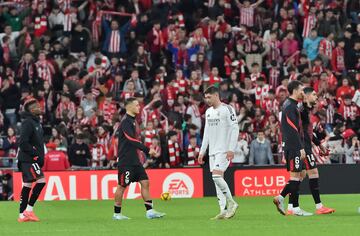 Federico Valverde abandona desolado el césped de San Mamés.