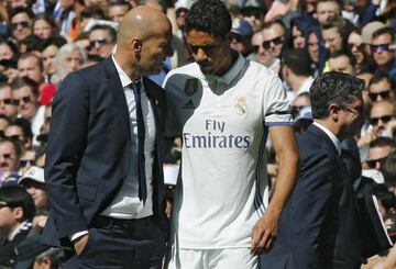 Zidane chats to Varane during the Alavés game.