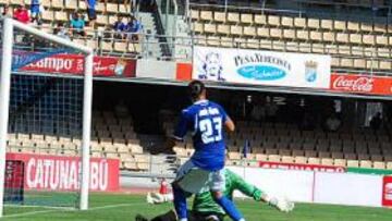 <b>ESTRENO. </b> José Mari centró atrás en la jugada del gol y Jaio introdujo el balón en su propia portería.