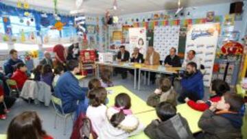 Un momento de la presentación de la campaña solidaria 'Ahora es el momento', con Guerra y Kuric sentados entre los niños.