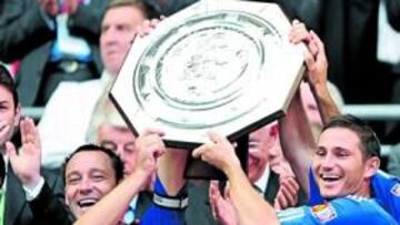 <b>Y PODRÍA CERRAR A OTRO REFUERZO</b> Carlo Ancelotti podría tener como premio por la consecución del título de la Community Shield la llegada de un nuevo refuerzo. Se ha hablado en los últimos días del posible fichaje de Pato, pero el técnico italiano, ex del Milán, ha advertido que "Berlusconi ha dejado salir a Kaká y no dejará que salga Pato. Si llegan refuerzos, serán bienvenidos, pero no creo que Pato sea uno". Se habla también de un mediocentro creativo.