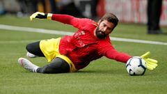 Alisson, en el calentamiento previo al primer partido de la Premier que enfrent&oacute; al Liverpool con el West Ham.