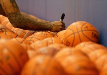 Matt Barnes firma balones en el media day de los Clippers.