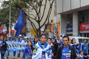 Las calles de Bogotá se pintan de azul y blanco