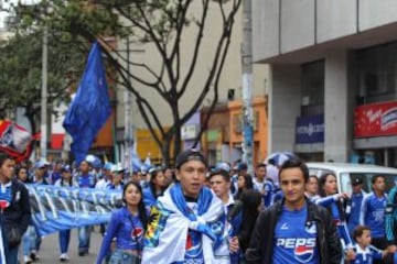 Las calles de Bogotá se pintan de azul y blanco