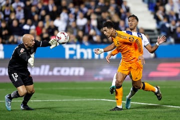 0-3. Disparo de Brahim Daz que roza en Renato Tapia y el baln se estrella en el larguero. Jude Bellingham, atento al rechace, remata de cabeza, para anotar el tercer tanto en el minuto 84 de partido.