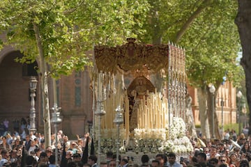 La hermandad de Santa Genoveva, a su paso por la Plaza de España, durante su estación de penitencia el Lunes Santo en Sevilla.