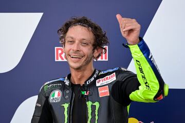 El piloto italiano, Valentino Rossi, celebra el tercer puesto. 