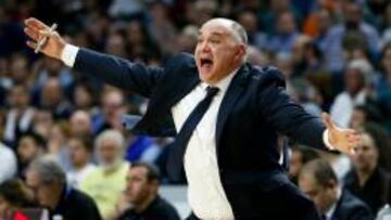 Pablo Laso da instrucciones a sus jugadores.