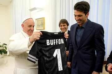 El papa Francisco recibe una camiseta firmada por toda la plantilla de manos del portero y capitán de la Juventus, Gianluigi Buffon junto al entrenador del equipo Antonio Conte 