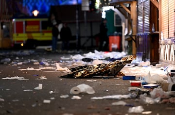 Vista de la escena del crimen con mantas de rescate en el mercado navideño.