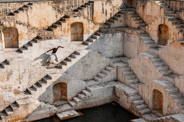 “Haciendo un kickflip en la India” un desafio en un antiguo pozo de escalones en India, equilibrio entre riesgo y arte.