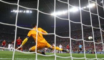 Eurocopa 2012. Cuartos de final. Espa?a-Francia. La Selecci車n gan車 a los 'Bleus' 2-0, ambos goles de Xabi Alonso. El tolosarra, de penalti, anot車 el segundo tanto.