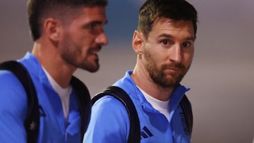 Soccer Football - FIFA World Cup Qatar 2022 Arrival - Argentina team arrives in Doha - Hamad International Airport, Doha, Qatar - November 17, 2022 Argentina's Lionel Messi arrives in Doha with Argentina's Rodrigo De Paul for the FIFA World Cup Qatar 2022 REUTERS/Hannah Mckay