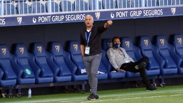Sergio Pellicer, dando instrucciones durante el Málaga-Las Palmas.