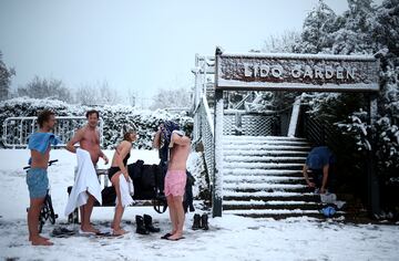 Decenas de vuelos han tenido que ser cancelados por un intenso temporal de nieve en la capital inglesa. La nieve ha venido acompañada por un gélida niebla que ha provocado temperaturas de -10ºC.