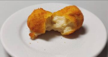 Un gran n¨²mero de los turistas que llegan a Madrid pasan por la calle Preciados, y ah¨ª se encuentra uno de los locales m¨¢s emblem¨¢ticos: Casa Labra. Aqu¨ª podr¨¢s degustar las deliciosas croquetas de bacalao o el bacalao rebozado.