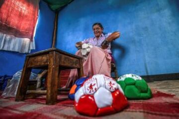 Balones colgados de los balcones, la estatua de un balón en la plaza del pueblo, un museo del balón, 20 fábricas de balones... está claro de qué vive el pequeño pueblo colombiano de Monguí.