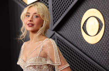 Sabrina Carpenter posa en la alfombra roja.