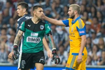 Gignac se saluda con el guardameta de Rayados