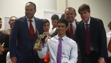 Santiago, 20 de diciembre 2016.
Jorge Carinao recibe el premio nacional de periodismo deportivo entregado por el ministro del deporte Pablo Squella e Ignacio Perez durante la ceremonia de premiacion de los Mejores Deportistas del Año.
Karin Pozo/Photosport