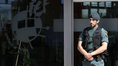 Un miembro de la Guardia Civil custodia la entrada de la sede de la RFEF.