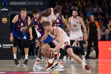 Thomas Walkup bota el balón ante Nico Laprovittola.
 