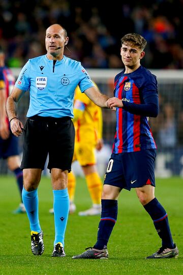 El árbitro Mateu Lahoz con el centrocampista del Barcelona, Gavi.