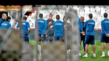 <b>SESIÓN ATÍPICA. </b>Tras pasar por el juzgado 14 jugadores y su entrenador, se ejercitaron en Mestalla.