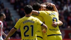 Novoa, Forés y Rodrigo abrazan a Ontiveros después del segundo gol del Villarreal B.