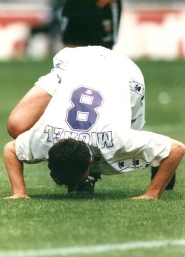 Michel besando el césped del Bernabéu el día de su retirada del Real Madrid ante al Mérida el 19 de mayo de 1996.