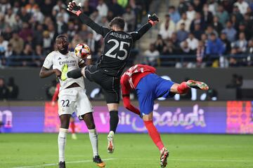 2-3. Centro lateral,  Kepa Arrizabalaga salta con Álvaro Morata, el guardameta vasco no consigue despejar,el balón da en el cuerpo de Antonio Rüdiger y termina en un autogol del central alemán del conjunto blanco.