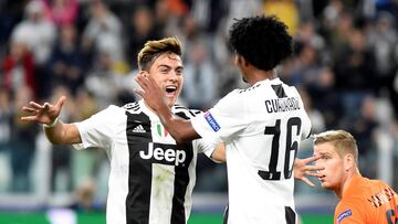 Pablo Dybala y Juan Guillermo cuadrado celebran el gol ante Manchester United