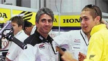 <b>PASADO, PRESENTE...</B> Y futuro. Mick Doohan, pentacampeón mundial de 500, junto a Valentino Rossi, el hombre a batir en MotoGP.