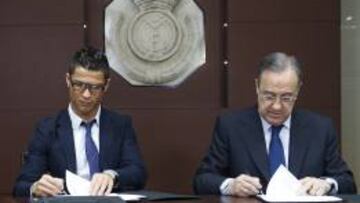 Cristiano firmando su última renovación en 2013