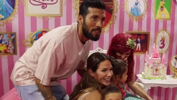 Ezequiel Garay y Tamara Gorro con sus hijos durante la fiesta por el tercer cumpleaños de su primogénita, Sheila.