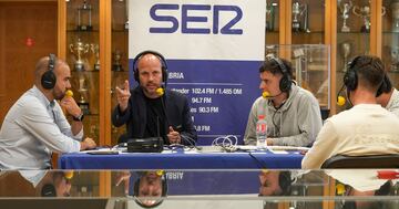 José Alberto, junto al equipo de comentaristas de 'SER Deportivos Cantabria', en el museo del Racing.