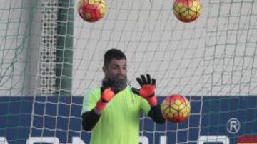 Merino cita a 23 jugadores, entre ellos el meta De la Calzada