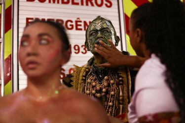 Los participantes de la escuela Barroca Zona Sul observan después de su actuación durante el desfile de Carnaval en el Sambódromo de Anhembi en Sao Paulo.