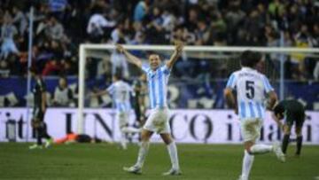 El Málaga celebra el tercer gol ante el Madrid en La Rosaleda.