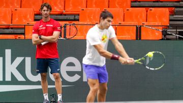 Juan Carlos Ferrero observa a Carlos Alcaraz durante un entrenamiento previo a la Copa Davis.