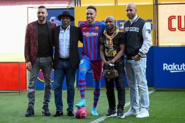 Pierre-Emerick Aubameyang junto a su familia en la presentación como nuevo jugador del Barcelona.