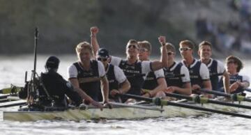 El equipo masculino de Oxford celebrando su victoria 