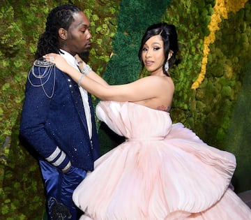 En medio de una gran polémica, y después de tres años de matrimonio y múltiples rumores sobre supuestas infidelidades, Cardi B le pidió el divorcio al también rapero, The Offset. Sin embargo, un mes después del escándalo, Cardi decidió darle una oportunidad más a The Offset, por lo que ahora están juntos de nuevo. 