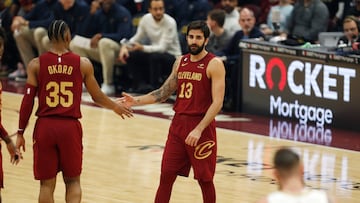 AME6672. CLEVELAND (ESTADOS UNIDOS), 16/01/2023.- El español Ricky Rubio (d) de Cleveland Cavaliers recibe felicitaciones de Isaac Okoro hoy, en un partido de la NBA entre Cleveland Cavaliers y New Orleans Pelicans en Rocket Mortgage Fieldhouse en Cleveland (EEUU). EFE/ David Maxwell
